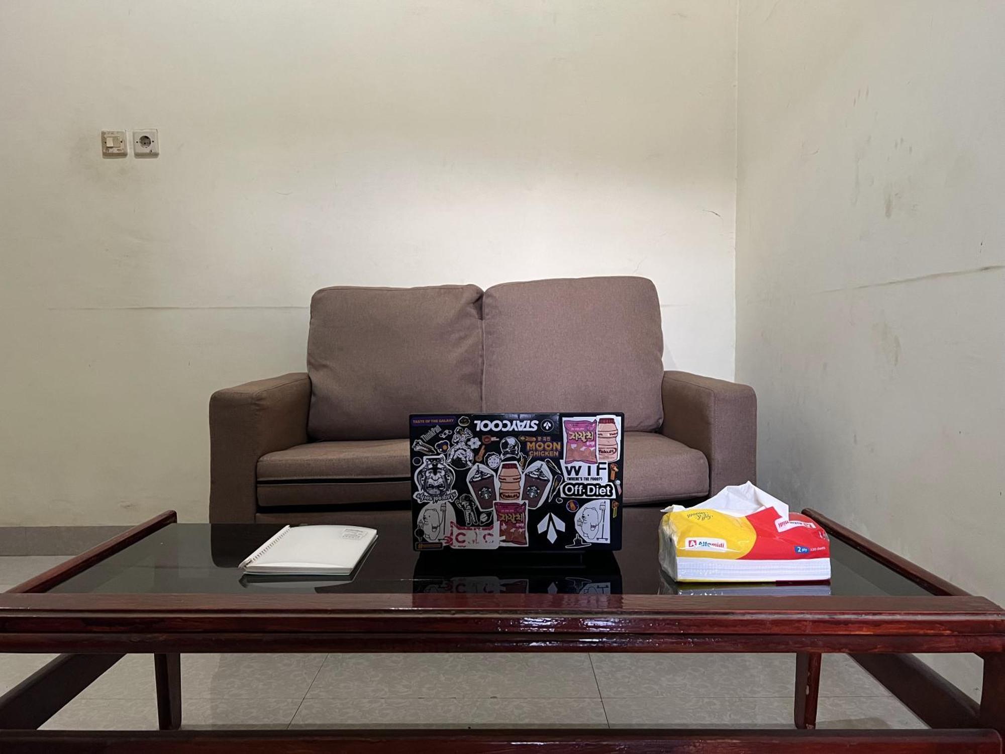 Oyo 92100 Kost Biru Hotel Makassar Bagian luar foto