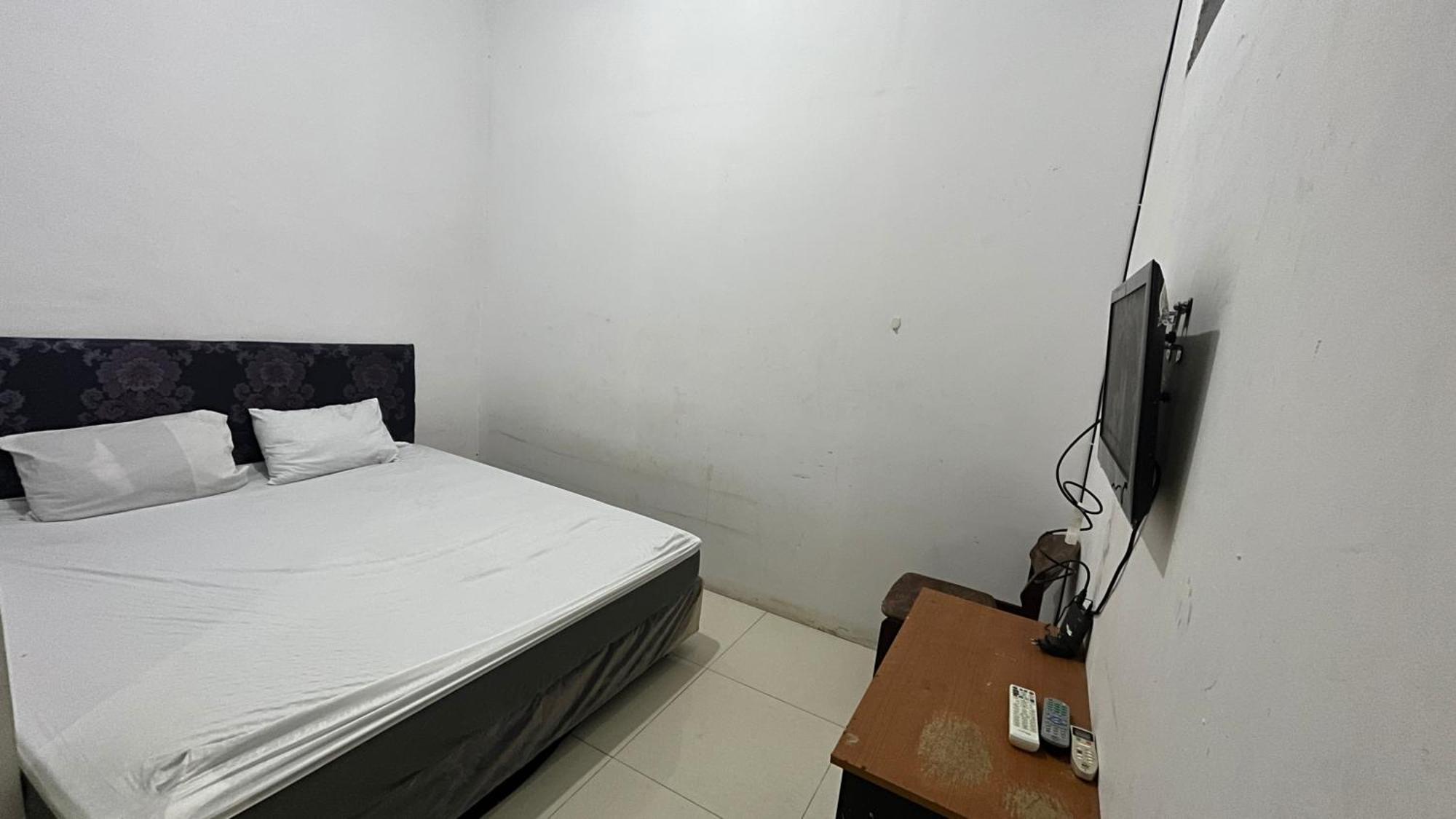 Oyo 92100 Kost Biru Hotel Makassar Bagian luar foto