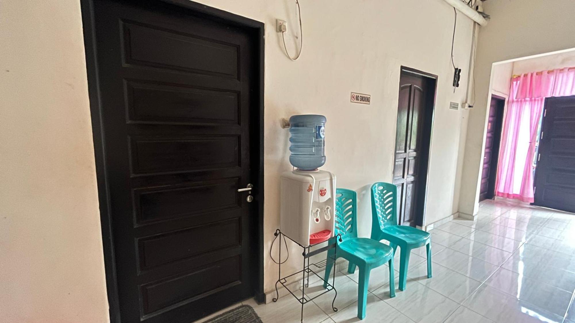 Oyo 92100 Kost Biru Hotel Makassar Bagian luar foto