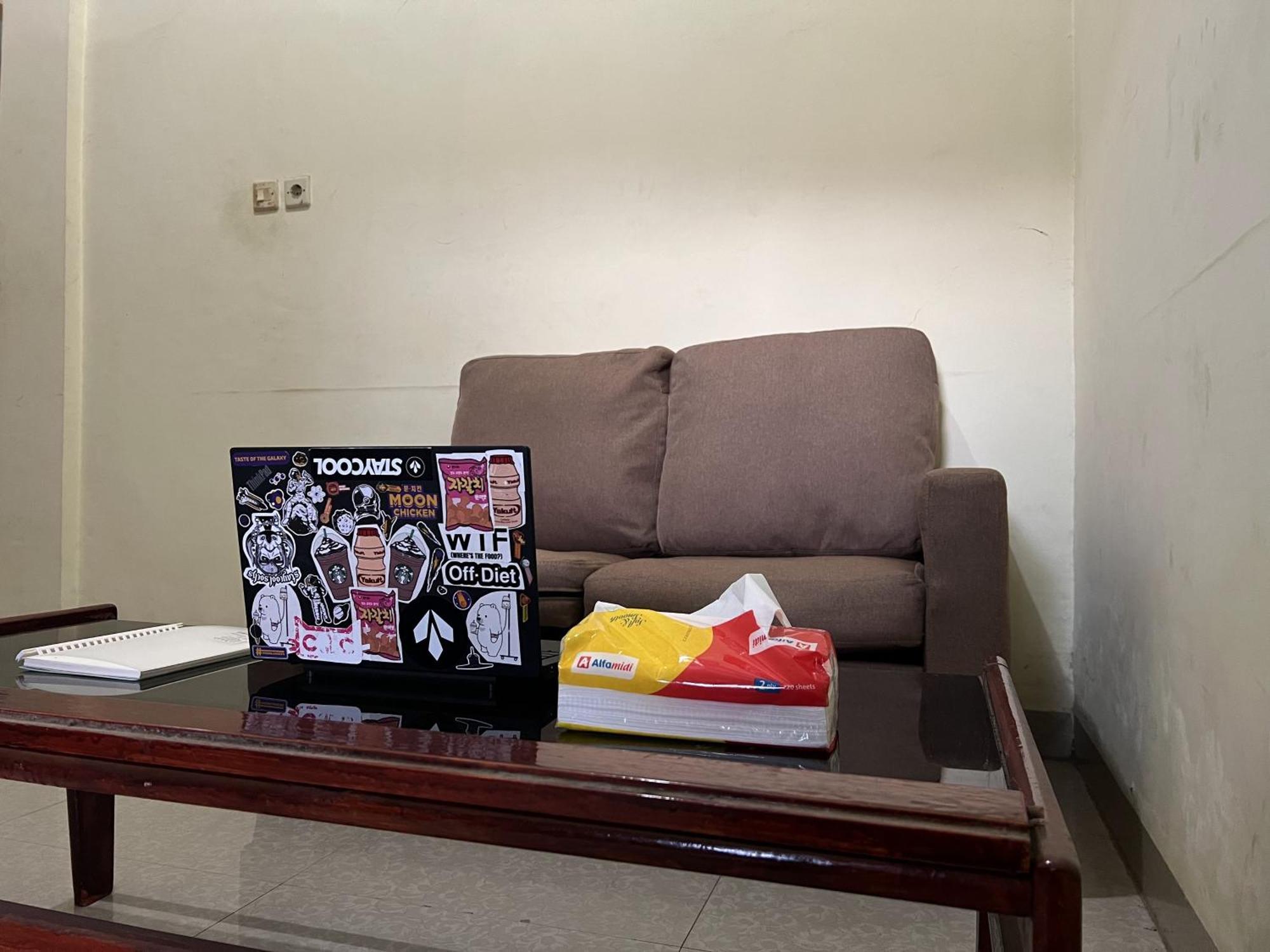 Oyo 92100 Kost Biru Hotel Makassar Bagian luar foto