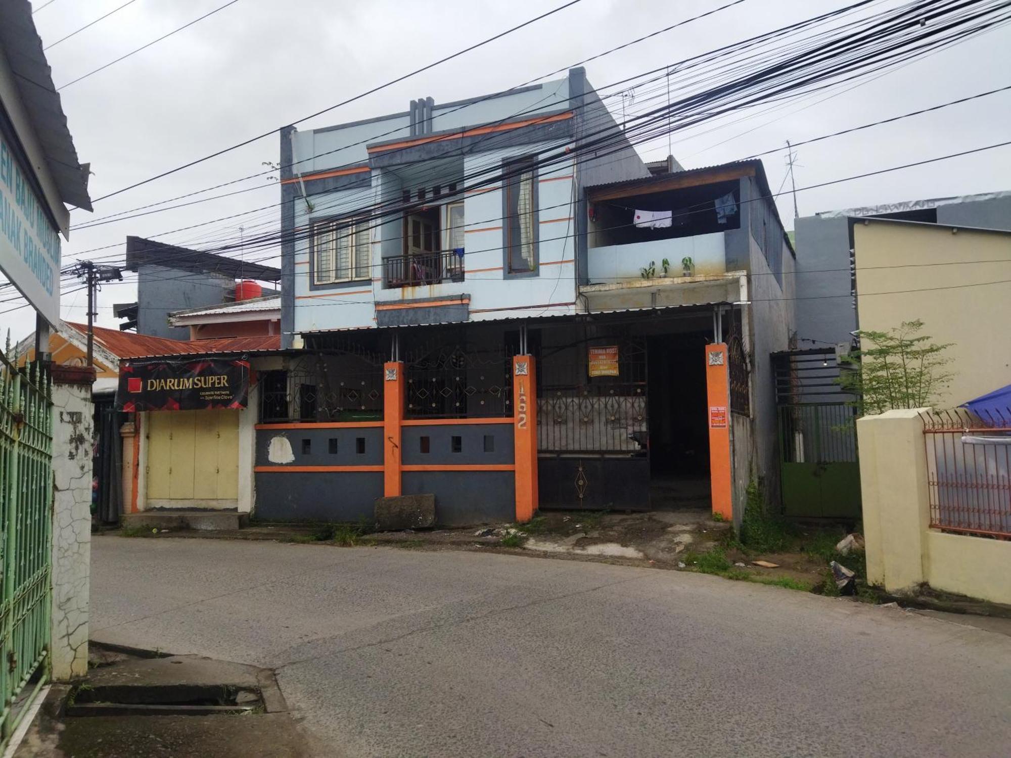 Oyo 92100 Kost Biru Hotel Makassar Bagian luar foto